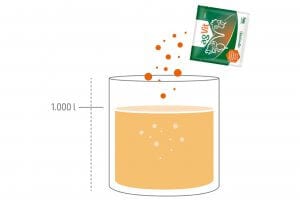 Imagem de demonstração de como colocar o suplemento vitamínico para aves. Aporte de vitaminas - A imagem mostra um copo de 1 litro, onde é colocado o suplemento vitamínico para aves em sachê.