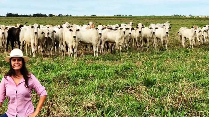 Foto da proprietária Carolina em sua propriedade - imagem pertencente ao artigo com tema principal sobre recria intensiva a pasto