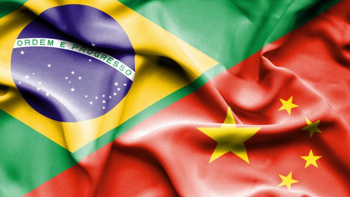 Capa do artigo sobre peste suína africana no Brasil. Capa que mostra a bandeira do Brasil e China