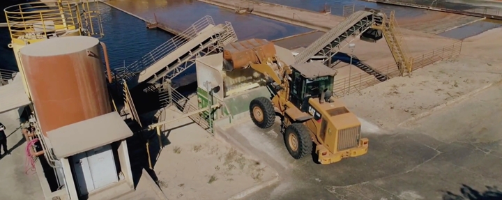 foto que ilustra os ingredientes sendo inclusos através de pás carregadeiras ou esteiras automáticas.