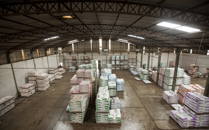 Fotografia de um galpão com rações - foto pertencente ao artigo com tema sobre  legislações na formulação de ração