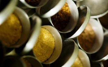 Aditivos: legislação e uso comercial na alimentação animal capa com foto de aditivos sensoriais